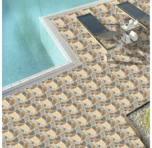 Pardoseală cu gresie de exterior cu model de piatră lângă o piscină și șezlonguri.