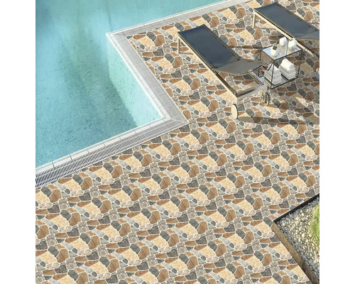 Pardoseală cu gresie de exterior cu model de piatră lângă o piscină și șezlonguri.