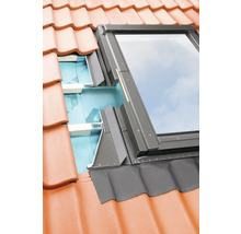 Fereastră de mansardă montată pe un acoperiș cu țigle