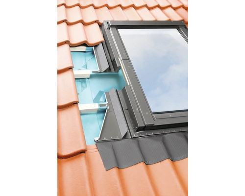 Fereastră de mansardă montată pe un acoperiș cu țigle