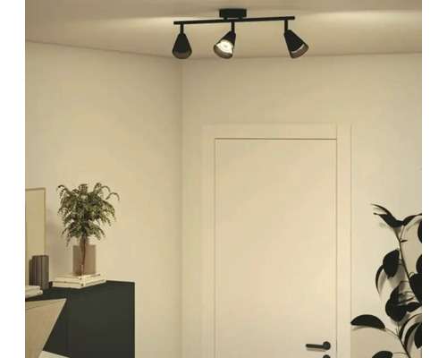 Lumină de plafon cu trei spoturi în hol