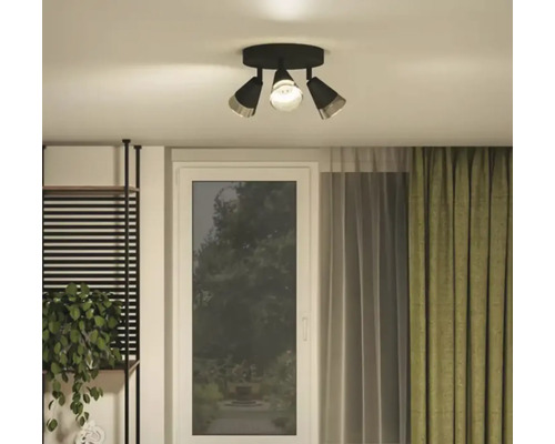 Lumină de tavan cu trei spoturi în camera de zi