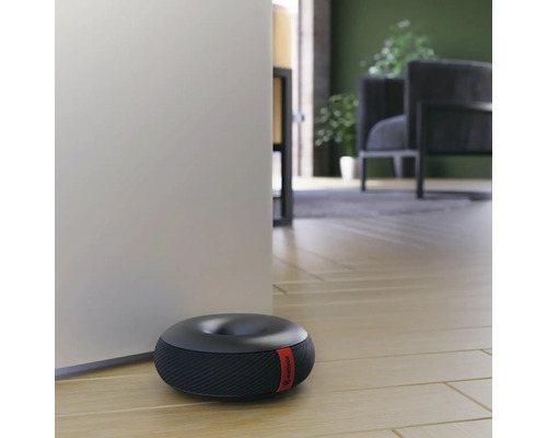 Opriitor de ușă pe podea de lemn în zona de locuit