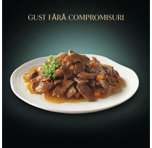 Mâncare preparată cu carne și legume într-o farfurie