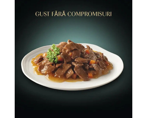 Mâncare preparată cu carne și legume într-o farfurie