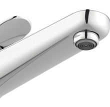 Prim-plan al unui robinet cromat