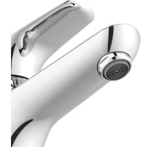 Prim-plan robinet cromat pentru lavoar