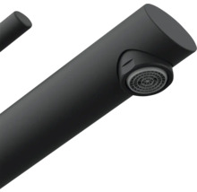 Prim-plan cu robinet negru cu regulator de jet