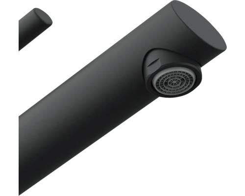 Prim-plan cu robinet negru cu regulator de jet