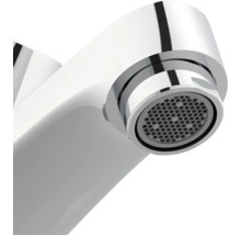 Prim-plan al unui robinet de apă cu perlator