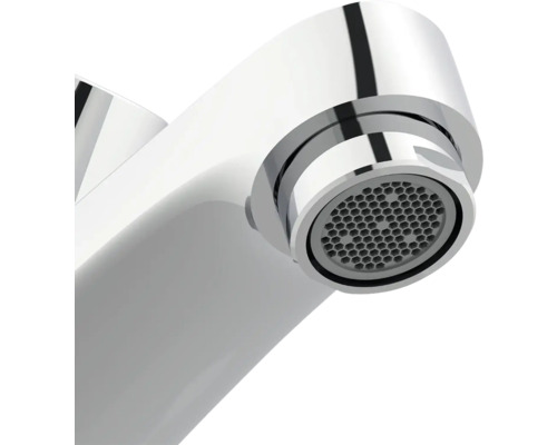 Prim-plan al unui robinet de apă cu perlator