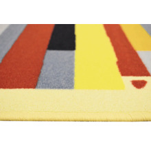 Prim-plan cu un covor cu model geometric
