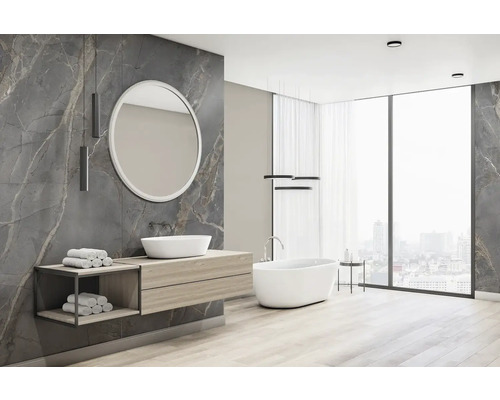 Baie modernă cu cadă freestanding, lavoar cu oglindă rotundă și marmură gri