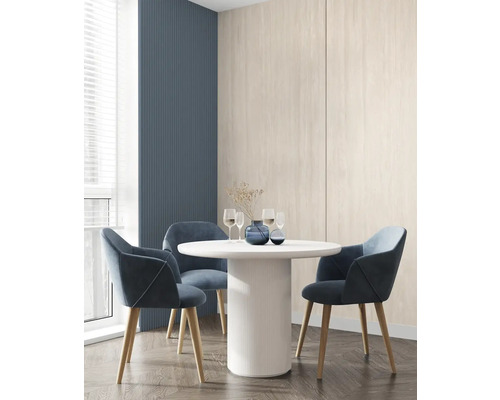 Sufragerie cu masă rotundă, scaune, decorațiuni și design de perete.