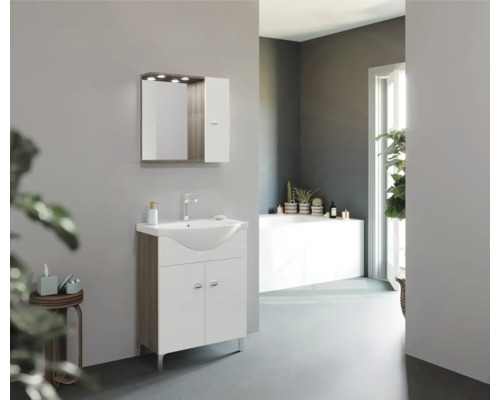 Baie modernă cu dulap inferior pentru lavoar, lavoar și dulap cu oglindă cu iluminare