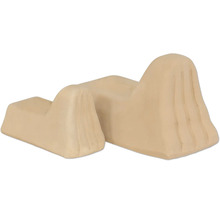 Două podiumuri în trepte din lemn maro deschis