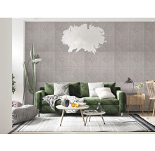 Living cu canapea verde, perete cu model și iluminat decorativ