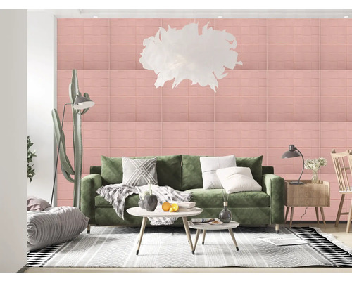 Living cu panouri de perete roz, canapea verde și elemente decorative pentru o ambianță primitoare.