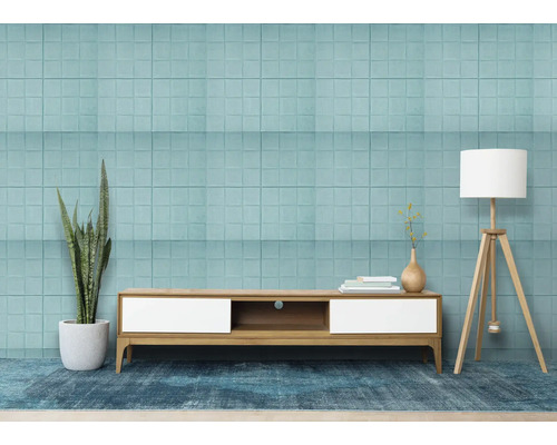 Cameră de zi cu dulap din lemn, lampă și panouri de perete