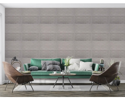 Living cu gresie de perete cu design de zidărie, canapea și fotolii