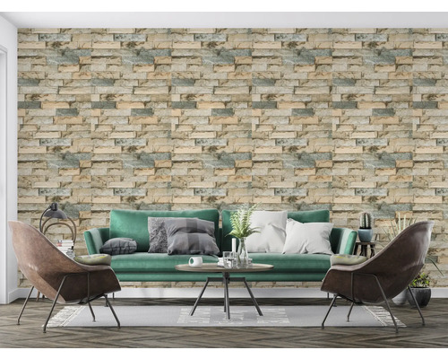 Cameră de zi cu tapet cu model de piatră, canapea și fotolii