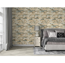 Dormitor cu tapet aspect piatră, pat și noptieră