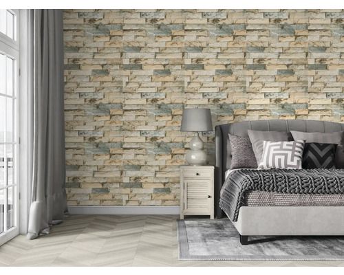 Dormitor cu tapet aspect piatră, pat și noptieră