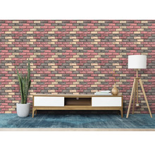 Cameră de zi cu tapet cu aspect de cărămidă, dulap din lemn și lampadar