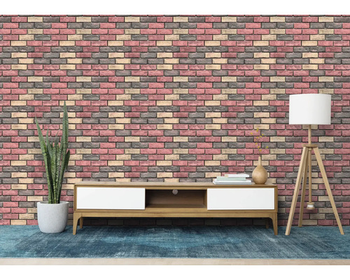 Cameră de zi cu tapet cu aspect de cărămidă, dulap din lemn și lampadar