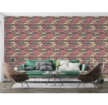 Sufragerie cu tapet din cărămidă, canapea și fotolii.