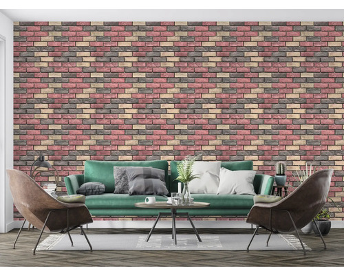 Sufragerie cu tapet din cărămidă, canapea și fotolii.