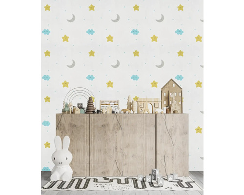 Cameră de copii cu mobilier, jucării și tapet cu stele