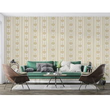 Cameră de zi cu canapea, scaune și tapet cu model