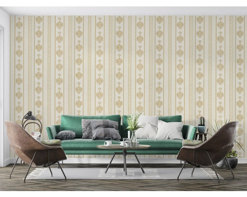 Cameră de zi cu canapea, scaune și tapet cu model