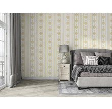 Dormitor cu tapet cu model, pat, noptieră și perdele.