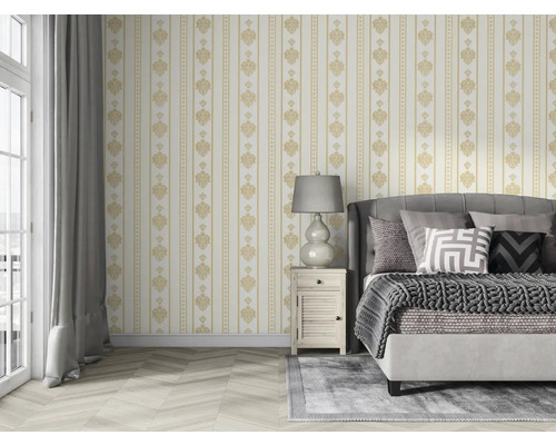 Dormitor cu tapet cu model, pat, noptieră și perdele.