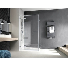 Baie modernă cu duș walk-in, lavoar și radiator pentru prosoape