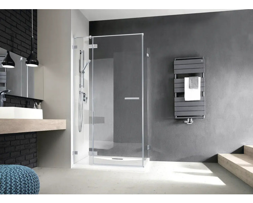 Baie modernă cu duș walk-in, lavoar și radiator pentru prosoape