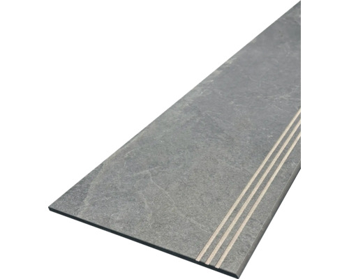 Treaptă de scară din piatră cu caneluri