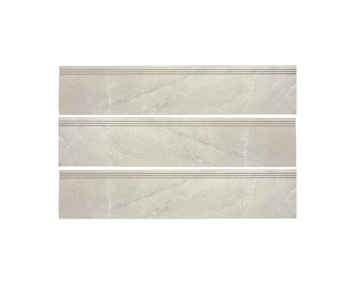 Trei trepte de scară din piatră cu textură similară marmurei