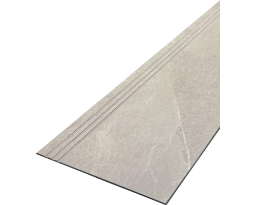 Detaliu al unei plăci de scară cu margine canelată.