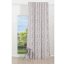 Cortină cu model în fața unei ferestre și a unei măsuțe