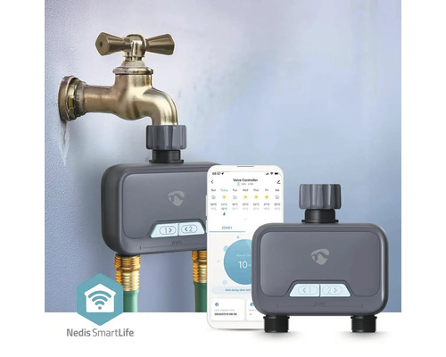 Două controlere de irigare inteligente programabile cu un smartphone, conectate la un robinet cu furtun de grădină