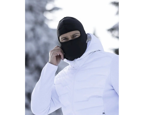 Bărbat cu cagulă neagră și jachetă albă în zăpadă