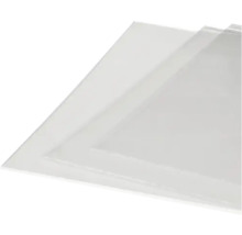 Mai multe plăci transparente din plastic stivuite.