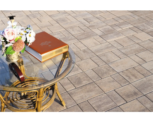 Pavaj pe terasă cu masă și decorațiuni.