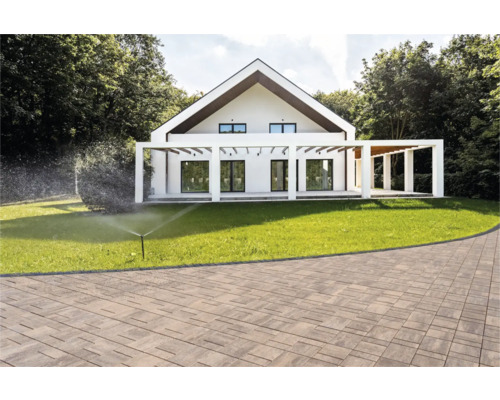 Casă cu irigare de grădină, alee pavată și gazon