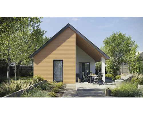 O casă modernă cu fațadă din lemn, terasă și grădină