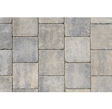 Pavaje dreptunghiulare din beton, așezate într-un model regulat