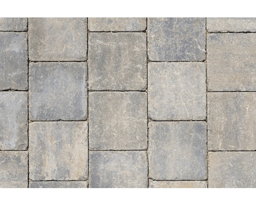 Pavaje dreptunghiulare din beton, așezate într-un model regulat
